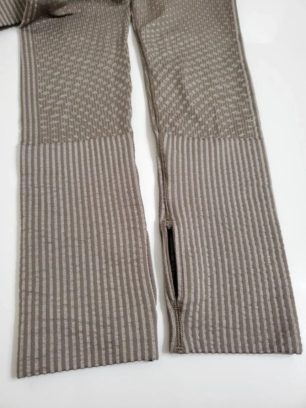 Lululemon Rest Less Cropped 1/2 Zip Top 10 Base Layer Seamless Stretch Thumbhole